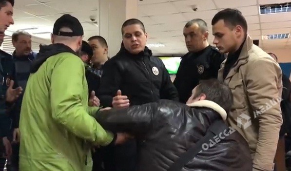 В Одесі активісти змусили вийти із зали суду журналіста, якого вважають сепаратистом (ДОПОВНЕНО)