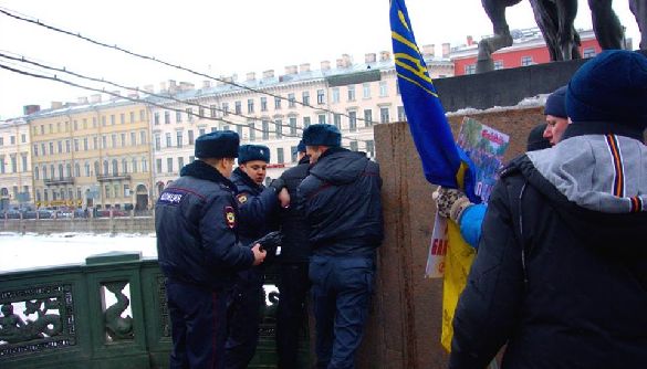 У Санкт-Петербурзі під час пікету на знак солідарності з Україною невідомий напав з ножем на активіста
