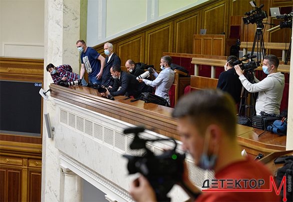 Пресслужба Ради повідомила, що рішення про позбавлення акредитації в парламенті низки ЗМІ скасували