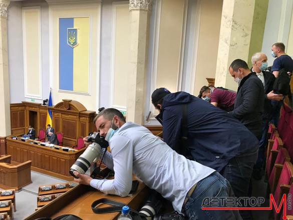 Пресслужба Верховної Ради повідомила, що припиняє практику позбавлення журналістів акредитації