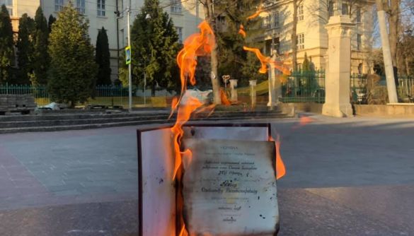 Кандидат наук спалив свій диплом на знак протесту проти захисту Киви