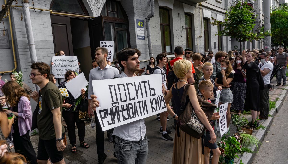Врятувати «Квіти України»: у Києві громадські активісти та містяни тиждень борються за архітектурну пам’ятку