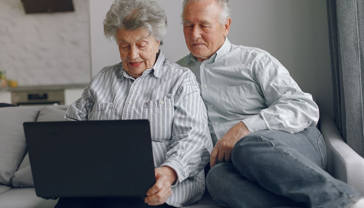 Бабуся й дідусь — фрилансери. Чому медіа варто говорити не лише про знедолених пенсіонерів