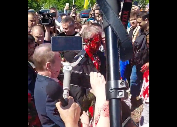 Посла Росії у Польщі облили червоною фарбою під вигуки «фашисти» (ВІДЕО)