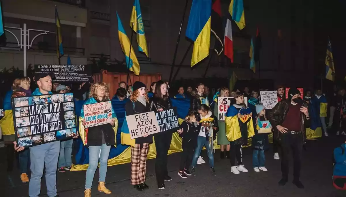 Українці у Франції та Австралії мітингували проти Червоного Хреста