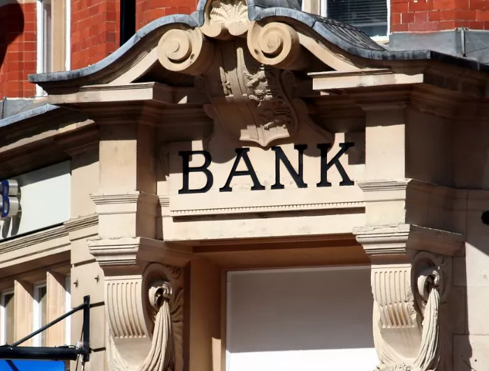 Чому банки блокують рахунки і транзакції неприбуткових організацій