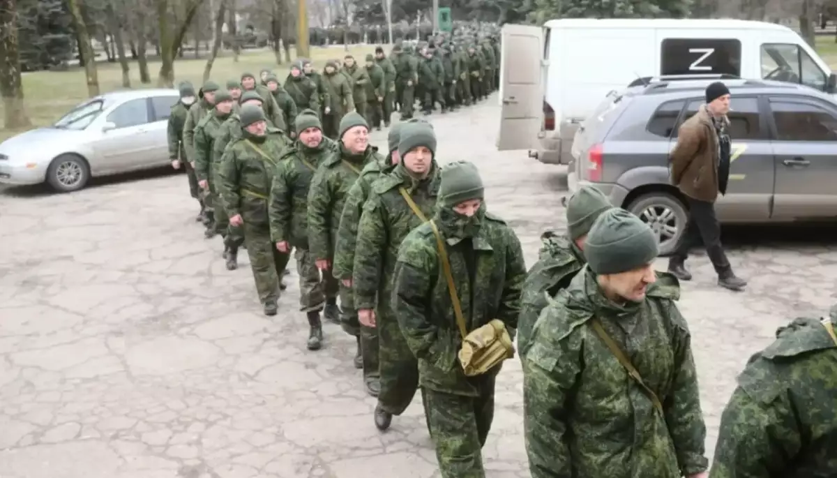 Росія примусово мобілізує українців на загарбаних територіях, а Україна часом виносить їм обвинувальні вироки. Аналітичний звіт
