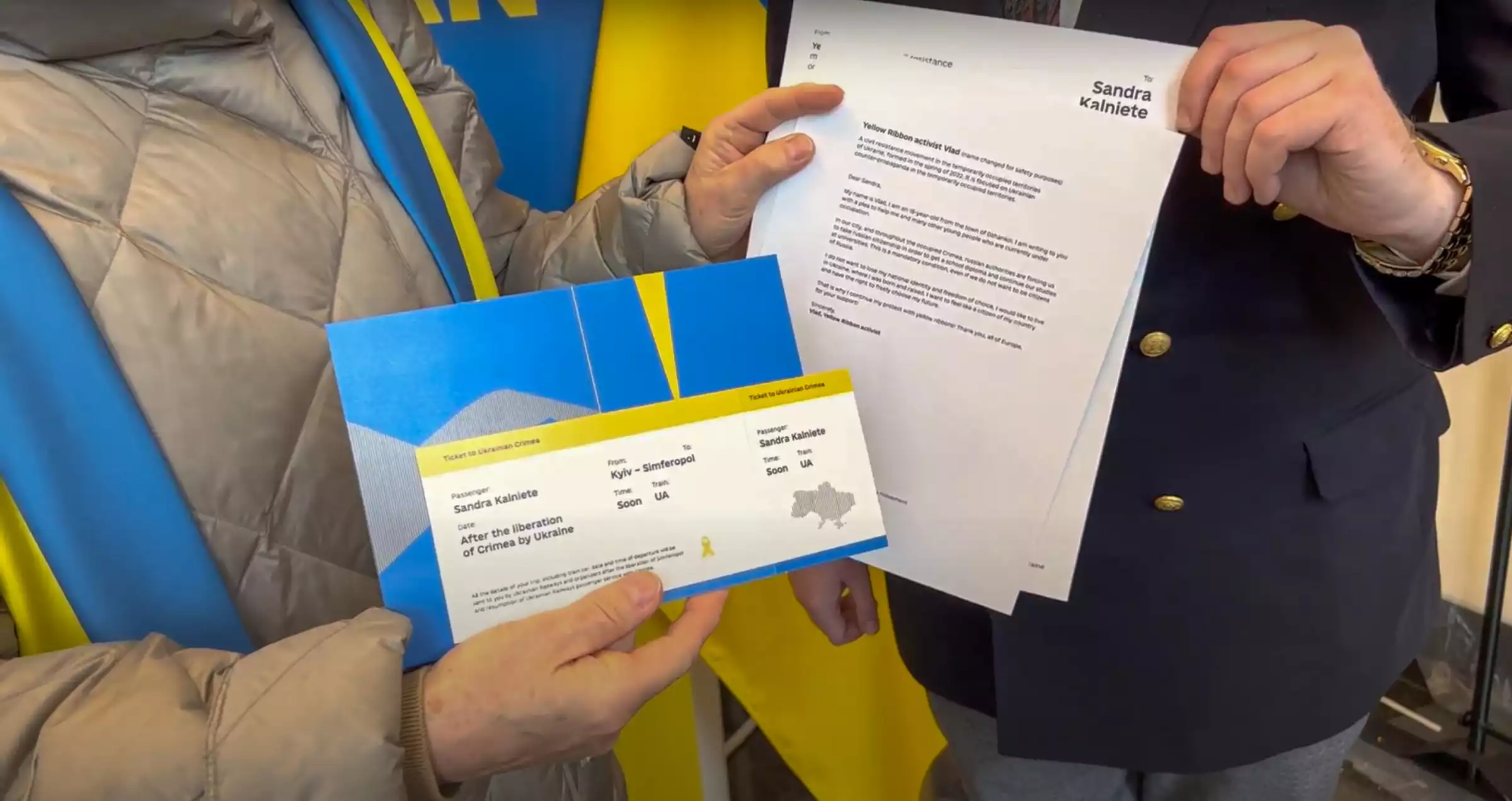 Активісти «Жовтої стрічки» передали депутатам Європарламенту квитки на потяг до звільненого Криму