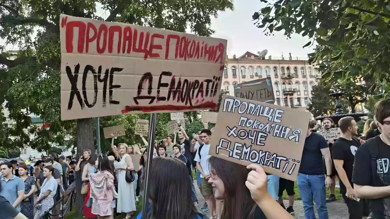 «Це вже не протест, це громадський контроль». Що мітингарі кажуть про новий законопроєкт щодо НАБУ і САП