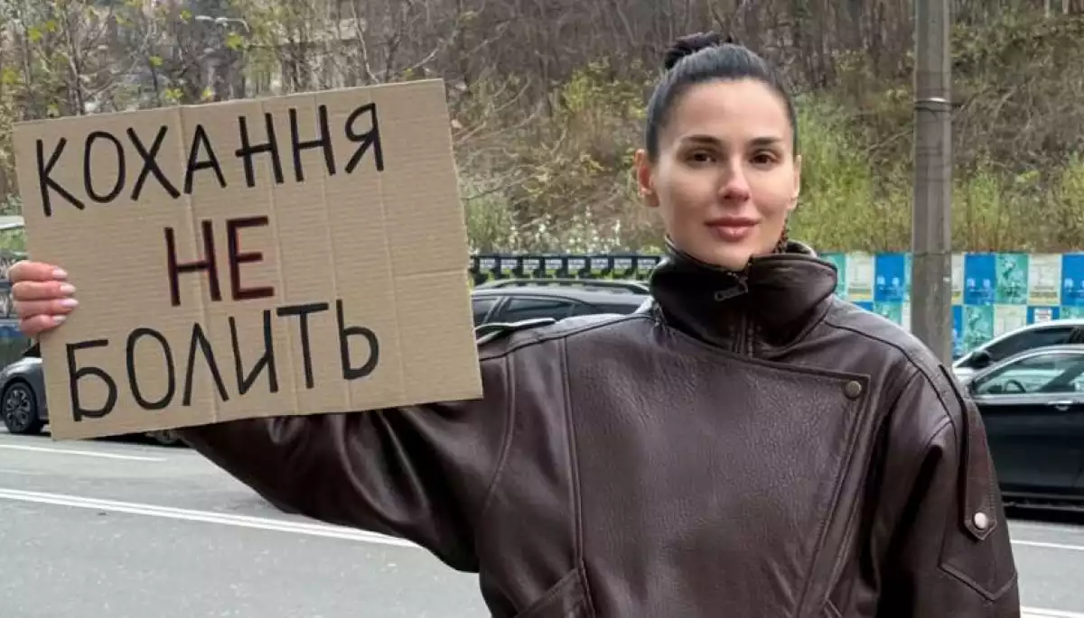 «Кохання не болить». Марія Єфросиніна вийшла на вулиці Києва з плакатами проти гендерно зумовленого насильства