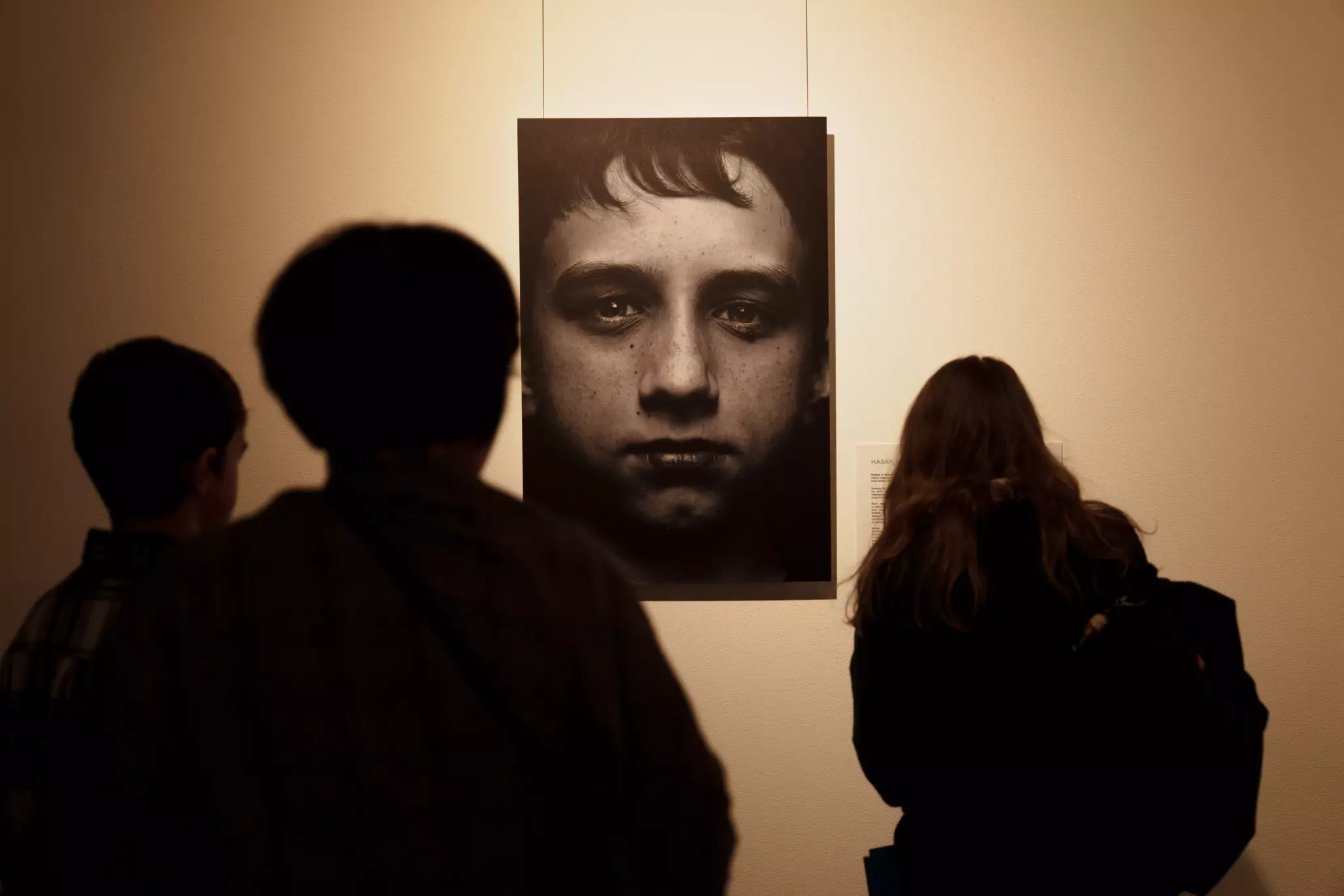 &laquo;Ниточка: Трансформація замість зламаності&raquo;: у Києві представили фотопроєкт про життя дітей під час війни